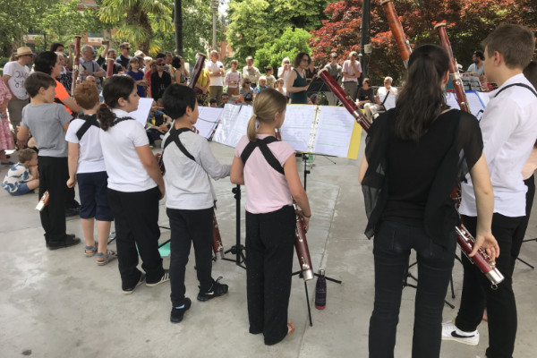 Un concert auquel les enfants participent